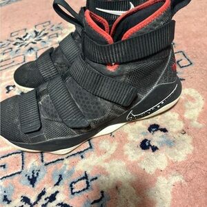 Nike LeBron soldier black gum basketball shoe size 10